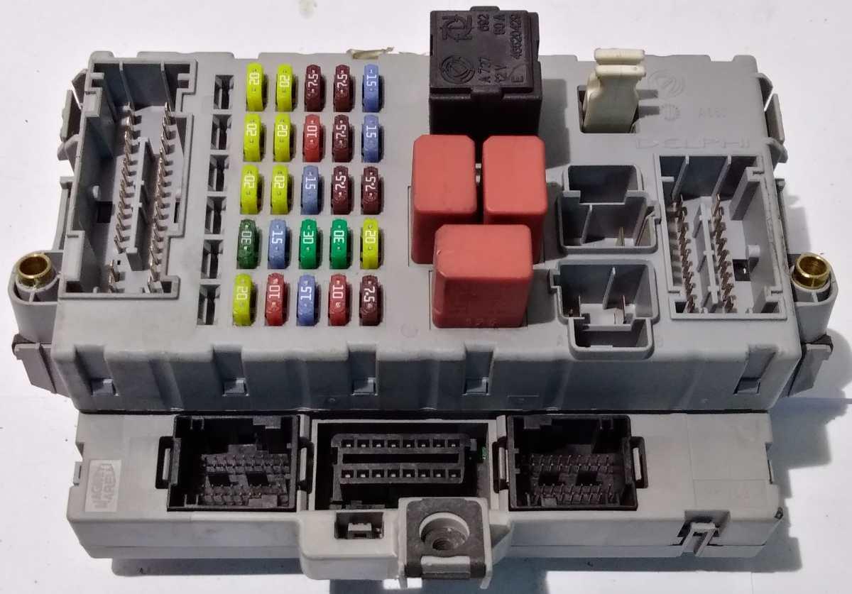 SCATOLA FUSIBILI FIAT CROMA 2005/10 SCATOLA FUSIBILI<br /><br />