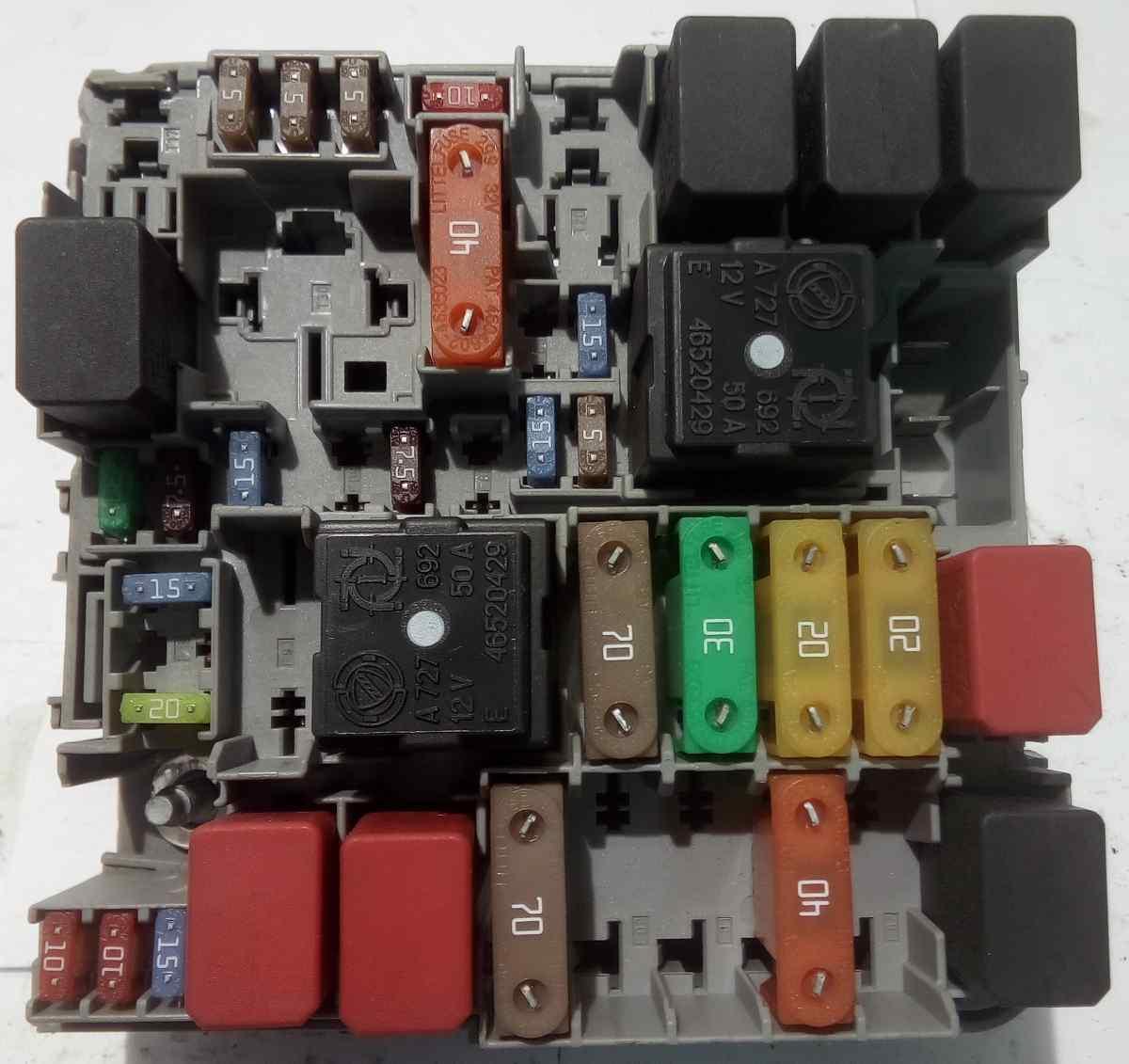 SCATOLA PORTAFUSIBILI GRANDE PUNTO 1.4 BZ 2005/10 13687865<br />