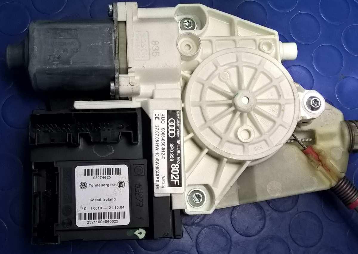 ALZAVETRO ELETTRICO DX AUDI A3 2.0 TDI 140CV 2006 8P0959802F<br />