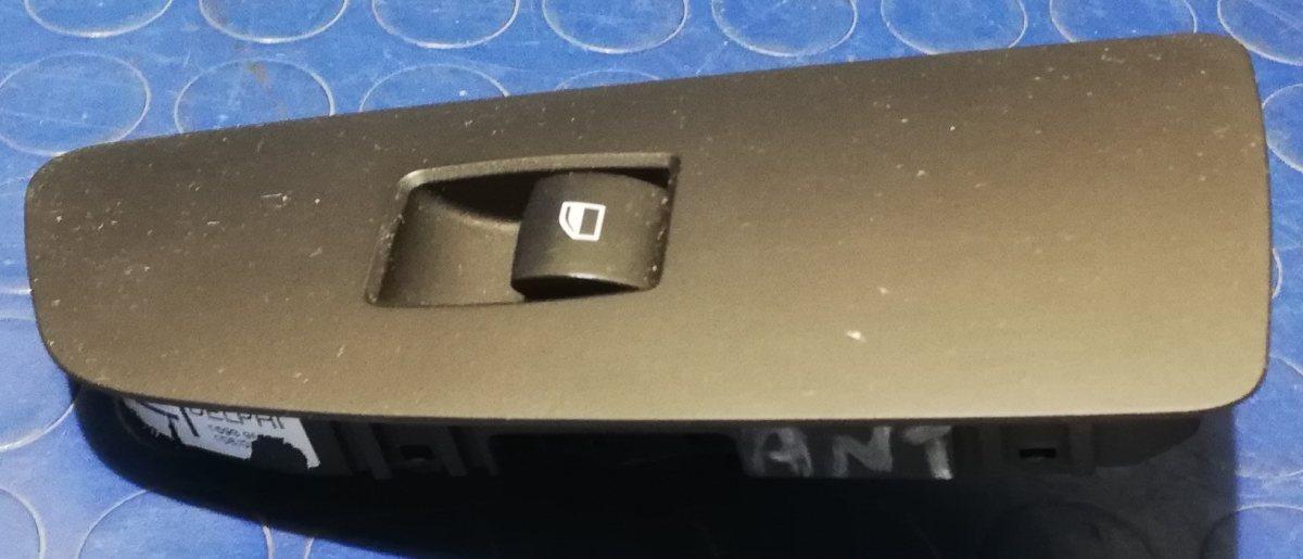 PULSANTIERA ALZACRISTALLI ANT DX BMW SERIE 1 120d 2007 15979800<br /><br /><br />