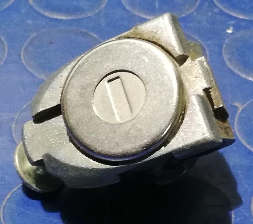 CILINDRETTO PORTIERA ANT SX RENAULT KOLEOS 2.0 DCI 99810JY10A<br /><br /> <br />