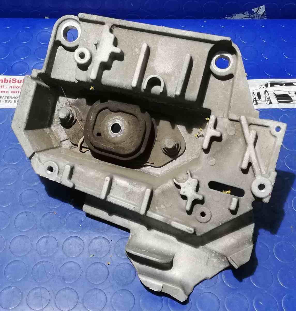 SUPPORTO MOTORE RENAULT CLIO 1.2 BZ 2010 8200477152<br /><br /><br />