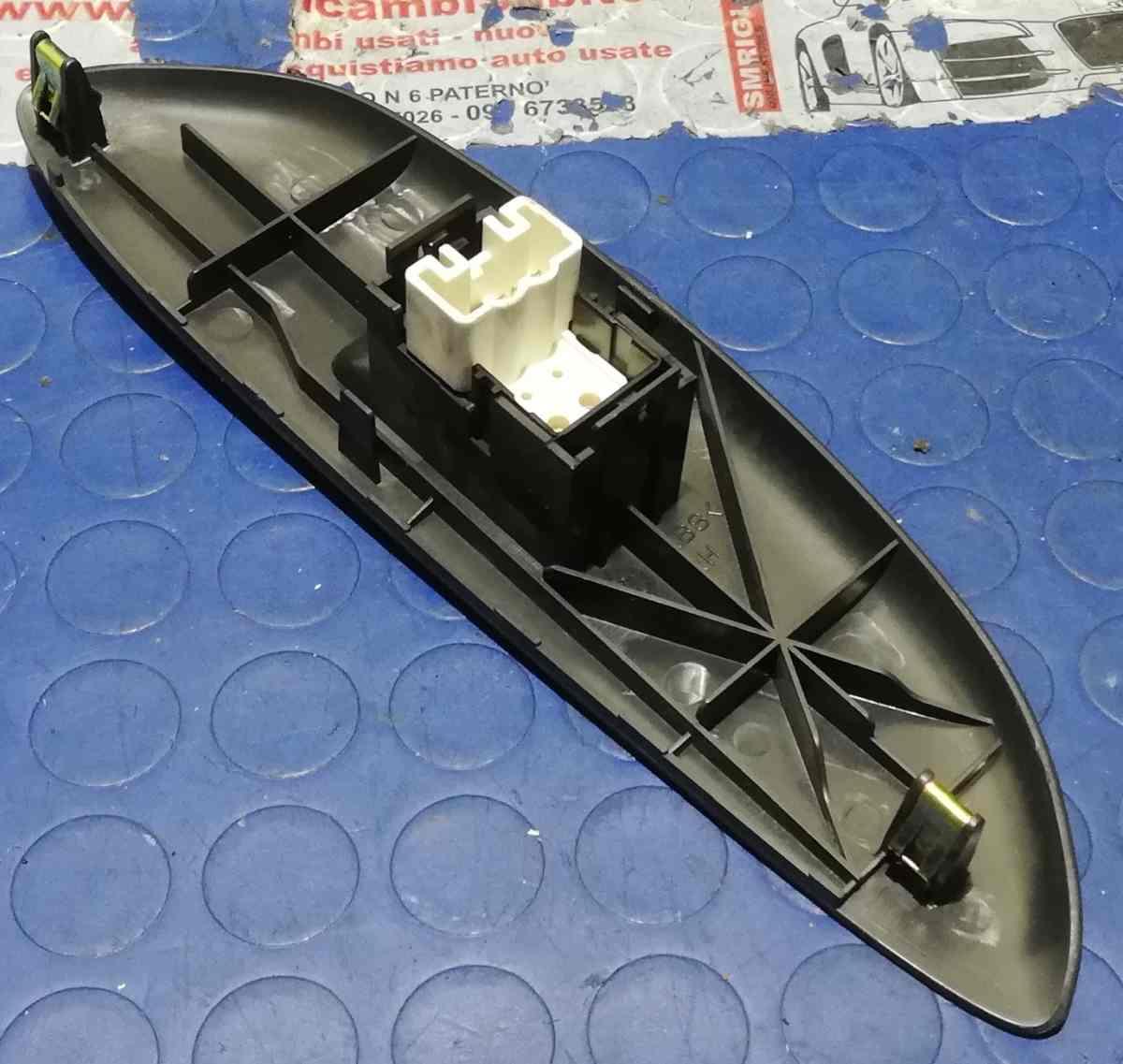 PULSANTE ALZAVETRO ANT DX TOYOTA YARIS 2004 1.0 BZ 848100D010<br /><br /><br />