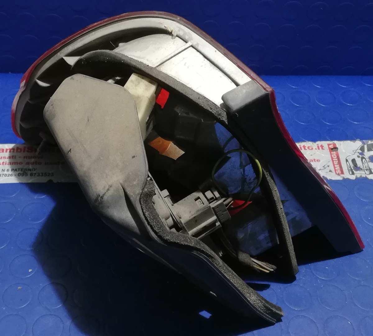 FANALE DX BMW SERIE 3 320 E46 2000 63216946536<br /><br /><br />