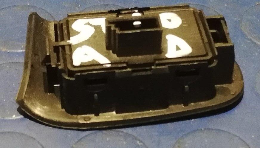 PULSANTE ALZAVETRO ANT DX FIAT STILO 1.9 JTD 2005 STILO00<br /><br /><br />