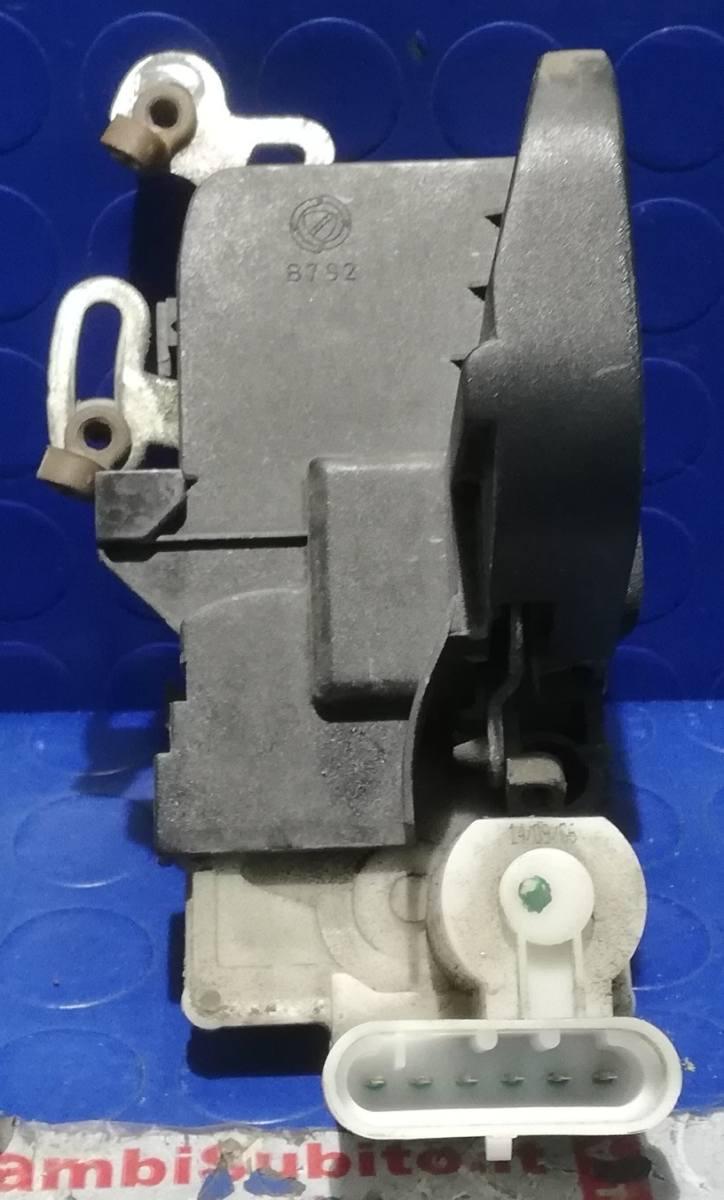 CHIUSURA PORTIERA DX ALFA ROMEO GT 1.9 JTD 2005 46800415<br /><br /><br />