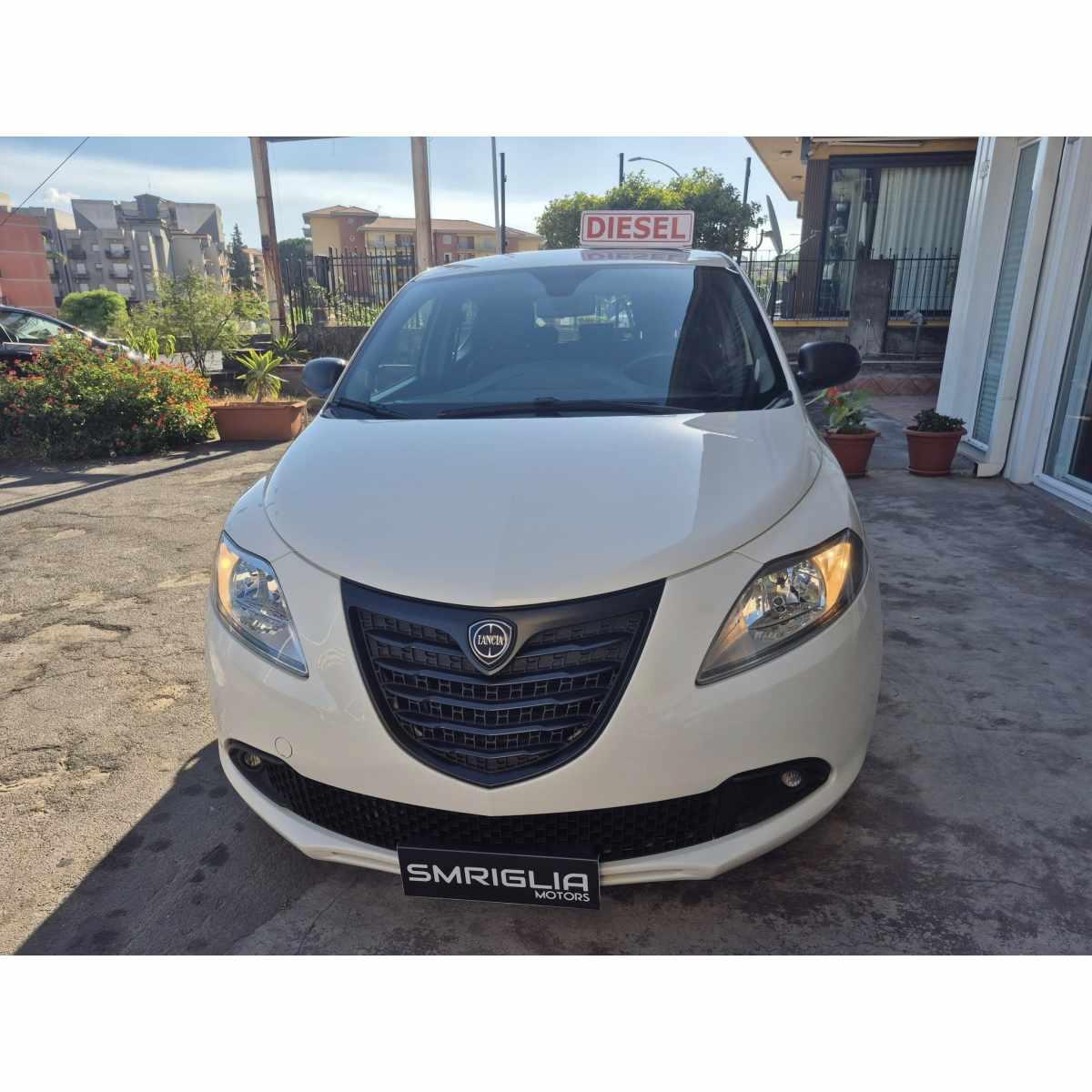 Lancia ypslon 1300 mtjet 95 cv versione momo design
