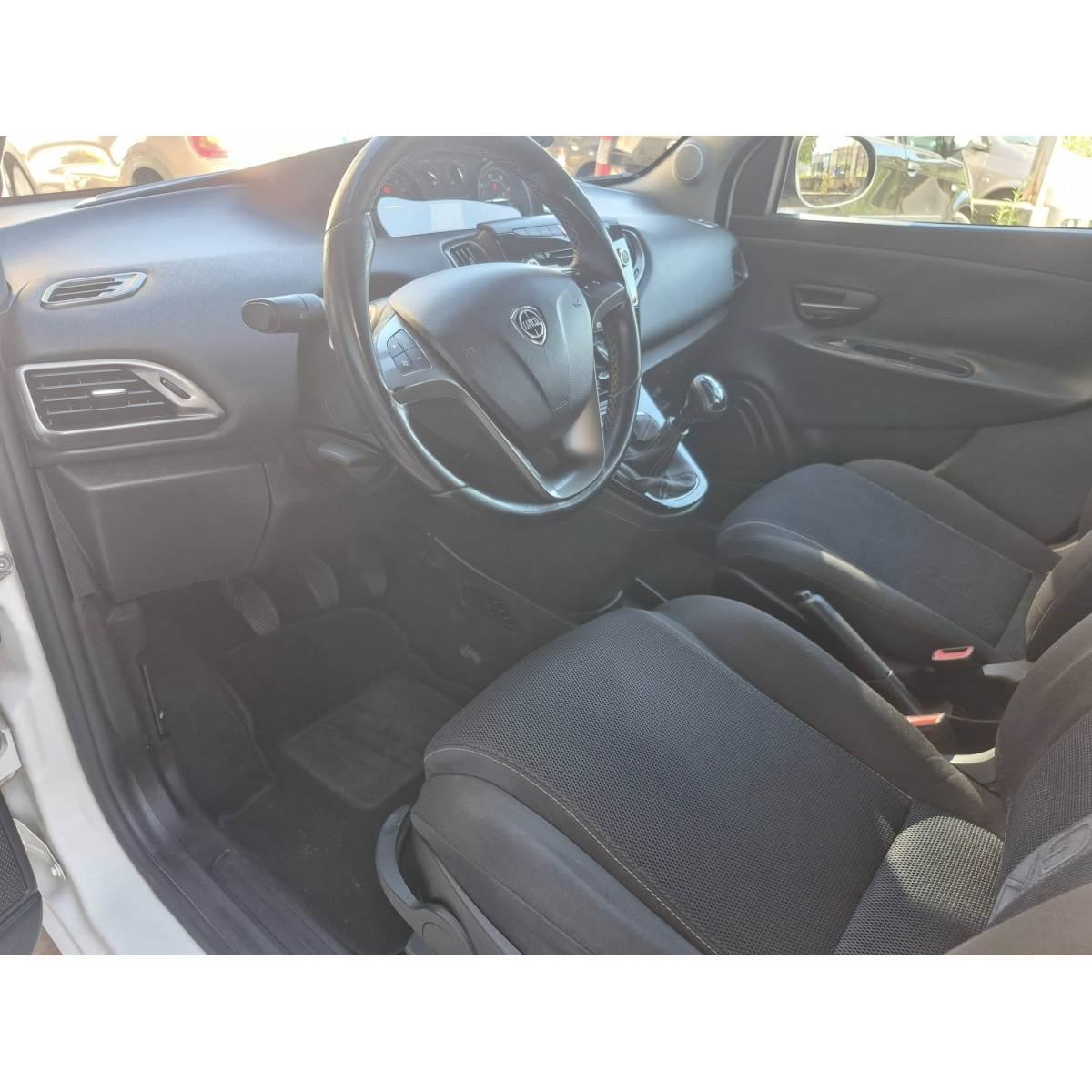 Lancia ypslon 1300 mtjet 95 cv versione momo design