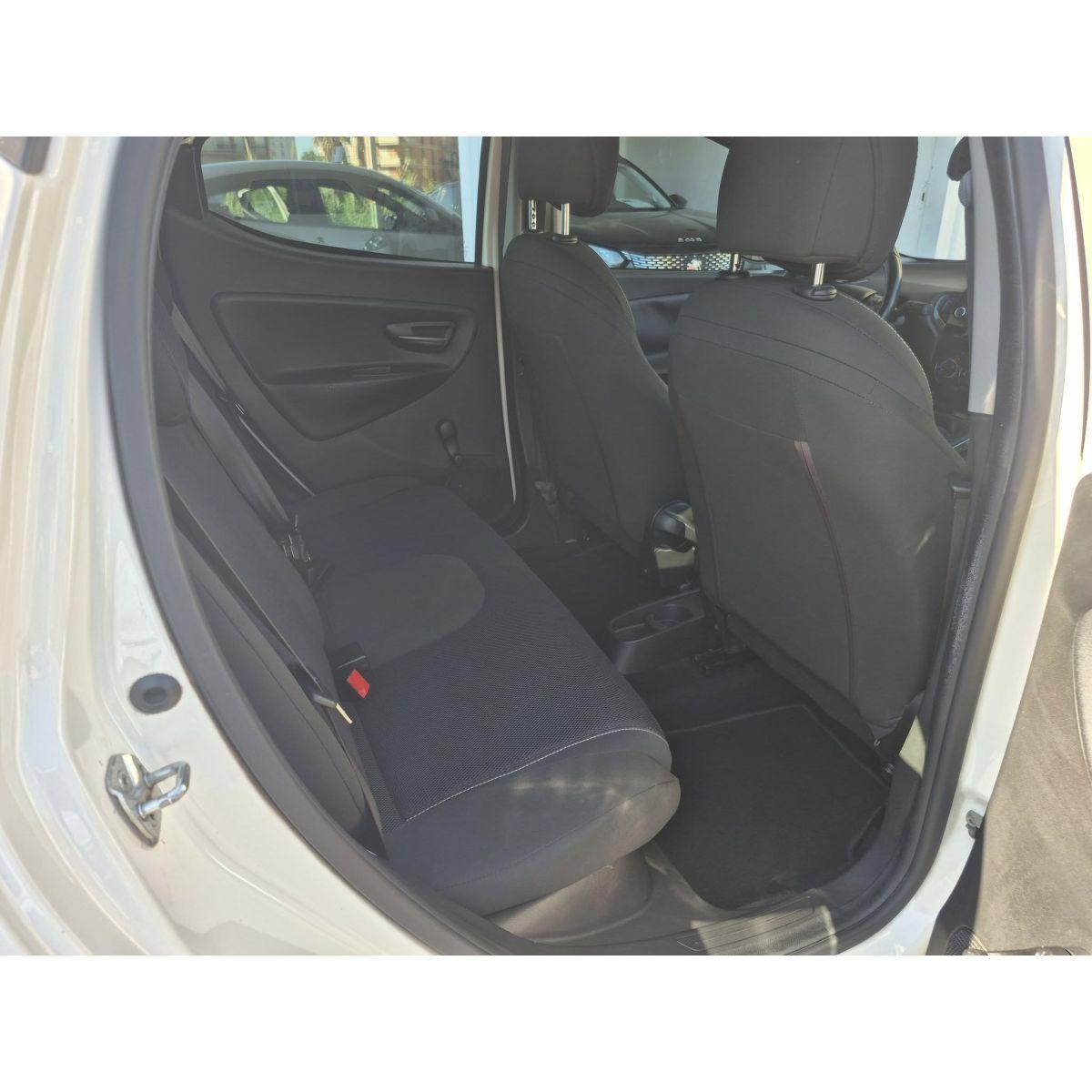 Lancia ypslon 1300 mtjet 95 cv versione momo design
