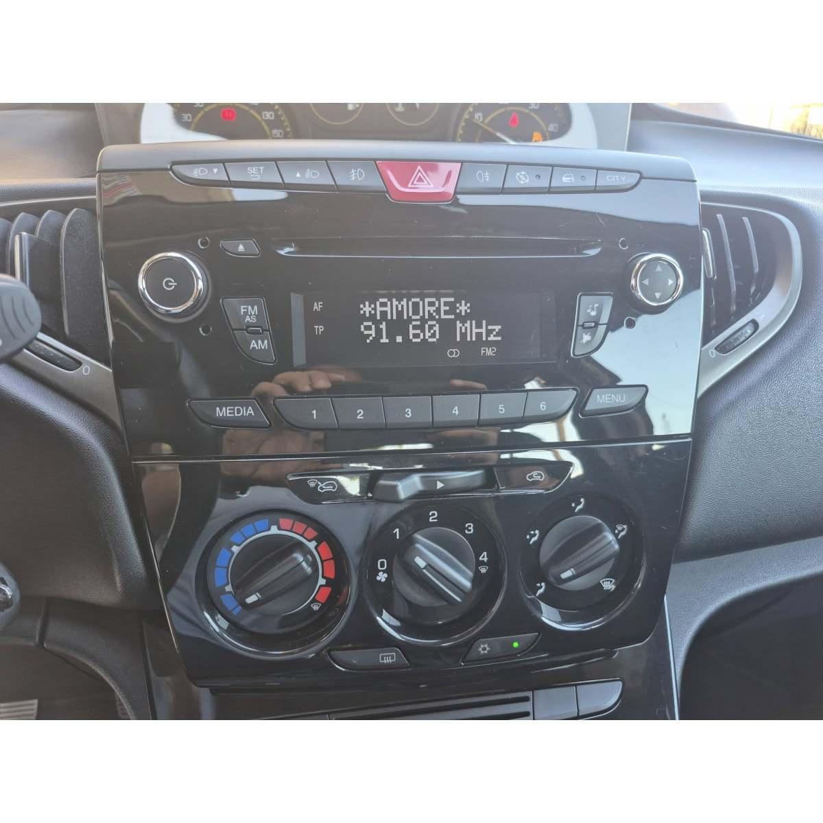 Lancia ypslon 1300 mtjet 95 cv versione momo design
