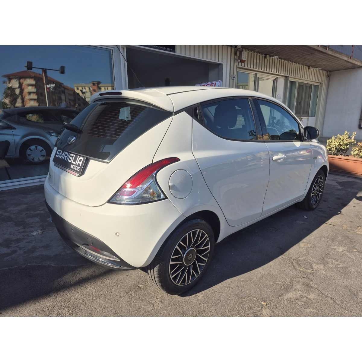 Lancia ypslon 1300 mtjet 95 cv versione momo design