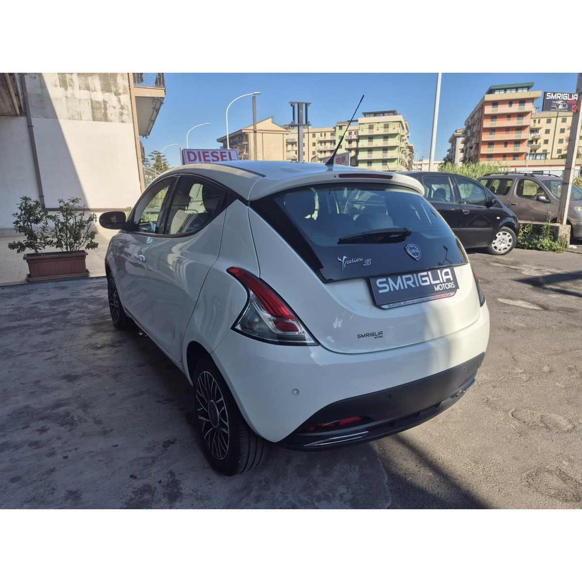 Lancia ypslon 1300 mtjet 95 cv versione momo design