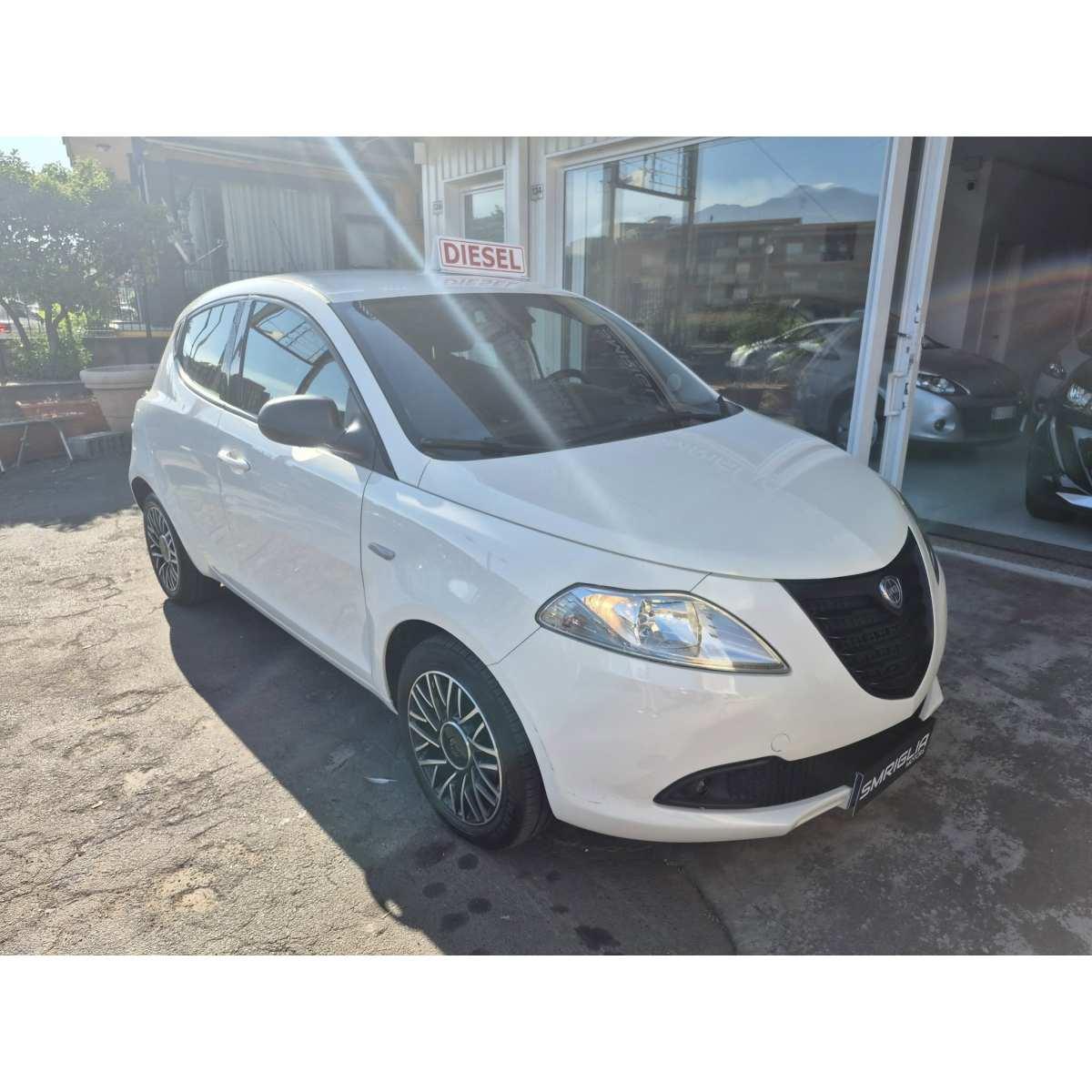 Lancia ypslon 1300 mtjet 95 cv versione momo design