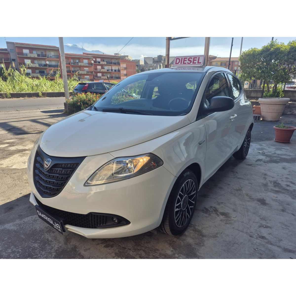 Lancia ypslon 1300 mtjet 95 cv versione momo design