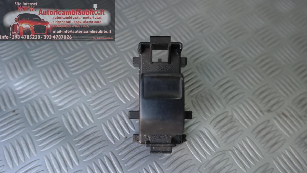 Toyota yaris pulsante alzavetro anteriore dx