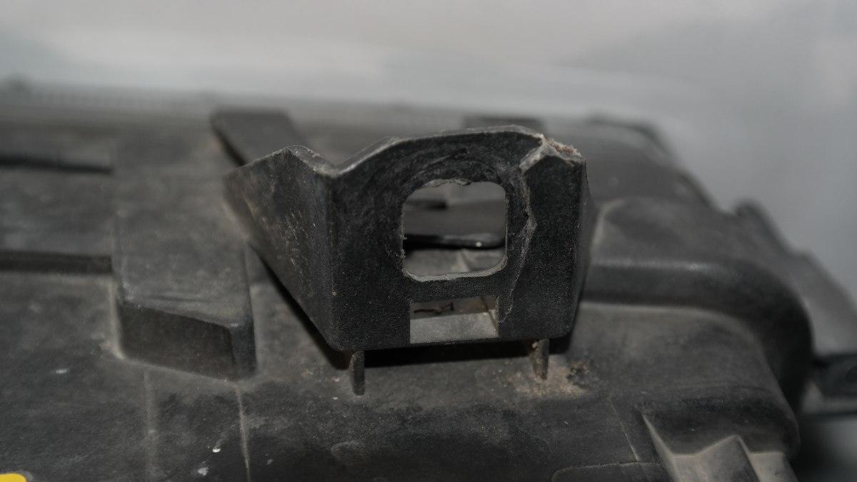 Bmw 320 e36 faro dx (staffe rotte)