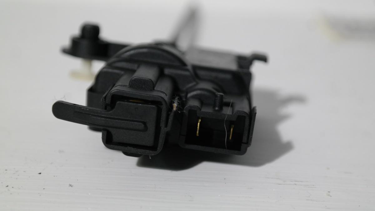 Renault megane 8200323532a chiusura sportellino carburante