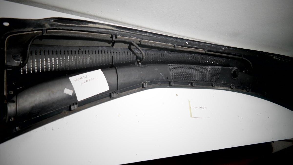 861502B000 GOCCIOLATOIO SOTTO PARABREZZA  HYUNDAI SANTA FE<br /><br />